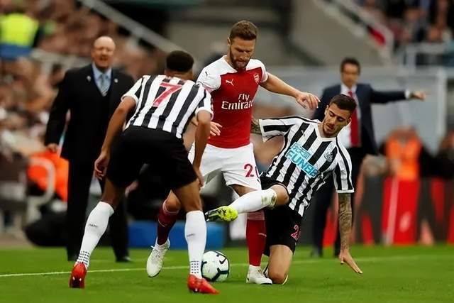 切尔西女足前锋科尔官宣自己与女友梅维斯已怀孕